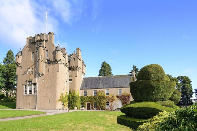 Balmoral Craigievar Dunnottar Crathes Castles Tour from Aberdeen - Crathes Castle, Garden and Estate: yew hedges and a calm start