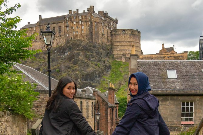 Best Edinburgh Photoshoot Experience - Ending on the Royal Mile and High Street: keeping the light and the flow