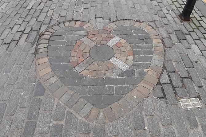 Curious Tales of the Royal Mile - Private Walking Tour - From Castlehill to the Castle area: where old trouble starts