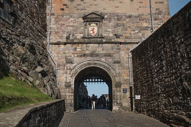 Edinburgh Castle Guided Walking Tour & Holyrood Palace Ticket - Edinburgh Castle: from Castle Rock views to Great Hall moments