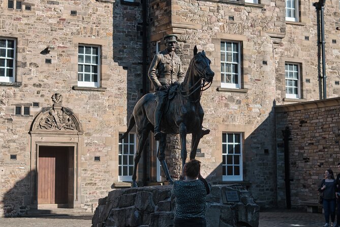 Edinburgh Castle Guided Walking Tour & Holyrood Palace Ticket - Getting to the meeting point near Advocate’s Close