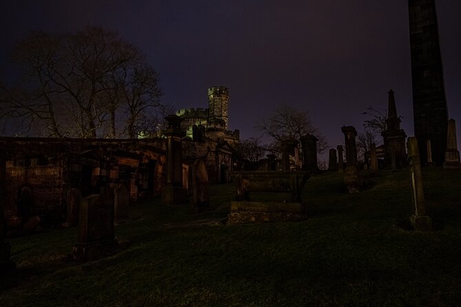 Edinburgh Ghost Tour: Mysteries, Legends and Murders - Royal Mile alleys: how the guide turns street corners into 17th-century scenes