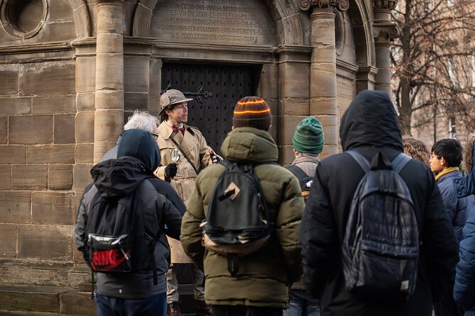 Edinburgh Historical Gems Tour with Whisky & Local Flavours - Finding the start point at 192 High St, and what to do with that first 5 minutes
