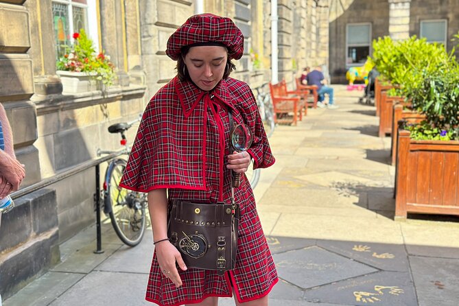 Edinburgh Historical Gems Tour with Whisky & Local Flavours - Canongate and its closes: the quieter side of Old Town