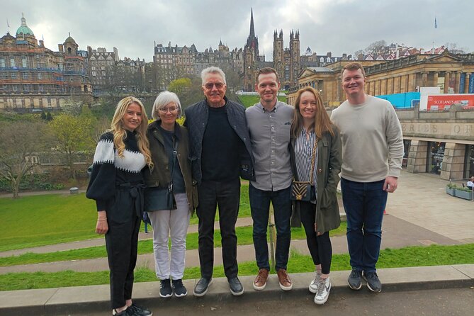 Edinburgh: History & Culture - Private Walking Tour - Castello di Edimburgo exterior: witches well and the Piper Whisky Boy