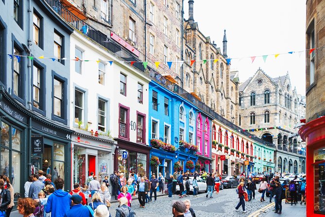 Edinburgh Old Town: Professional Photoshoot & Edited Photos - Royal Mile photo angles without the wandering