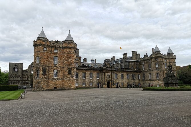 Edinburgh Outlander Self-Guided Private Tour - Mercat Cross unicorn and Tweeddale Court, the fun “guess the scene” moments