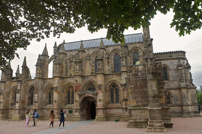 Edinburgh: Rosslyn Chapel, the Borders & Glenkinchie Distillery - What to expect on board: commentary, audio, and small comforts