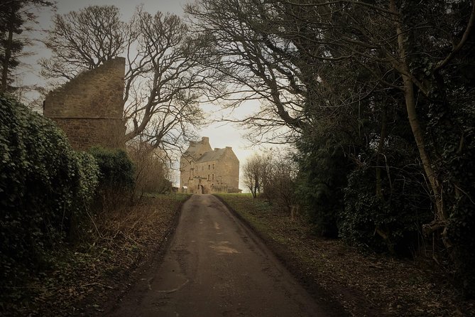 Edinburgh: The Outlander, Palaces & Jacobites Tour - Edinburgh to the Firth of Forth, without the stress