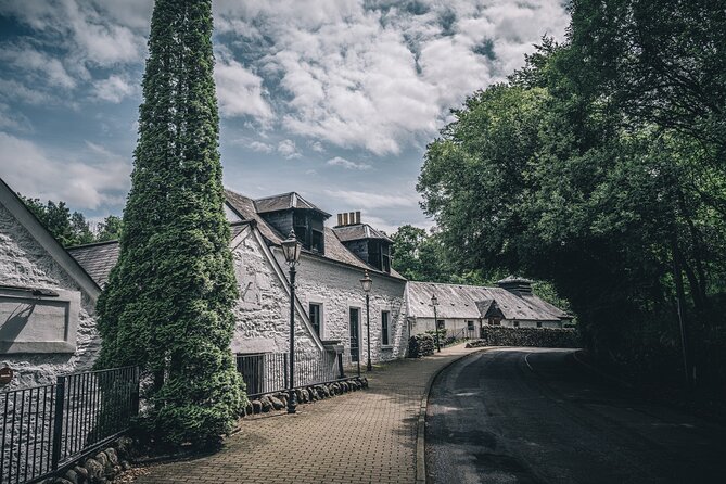 Edinburgh: The Ultimate Whisky Experience Tour - Dewar’s Aberfeldy Distillery: working craft and a classic tasting