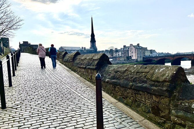 Escape Burns' Hame Toun: Outdoor Puzzle Game in Ayr - Stop 1, Burns Statue Square: start with context