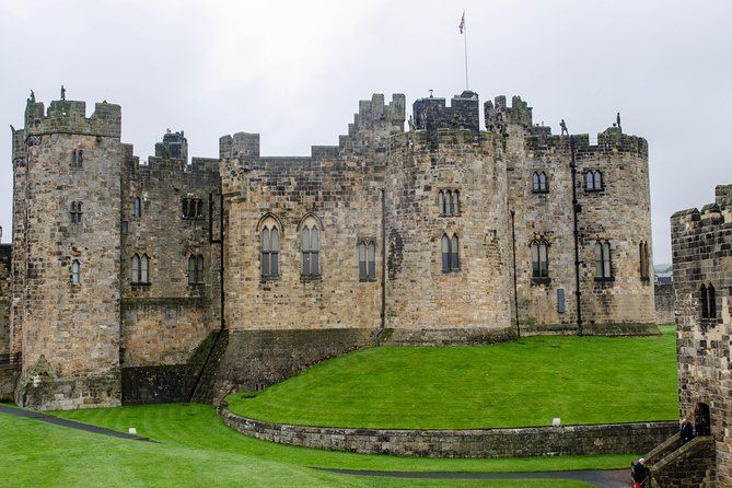 From Edinburgh: 1-day Outlander Tour - attractions included - A day trip that turns Outlander spotting into a full route