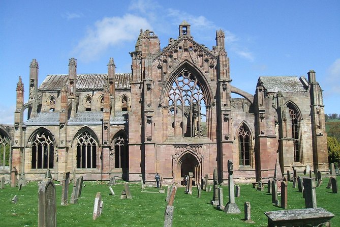 From Edinburgh: 1-day Outlander Tour - attractions included - Alnwick Castle in Northumberland: the big fortress stop and optional deep access