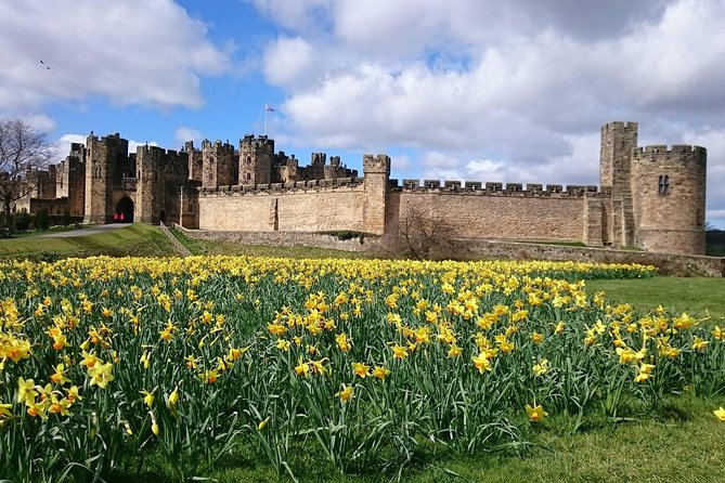 From Edinburgh: 1-day Outlander Tour - attractions included - Culross: walking Cranesmuir lanes in a preserved 17th-century village