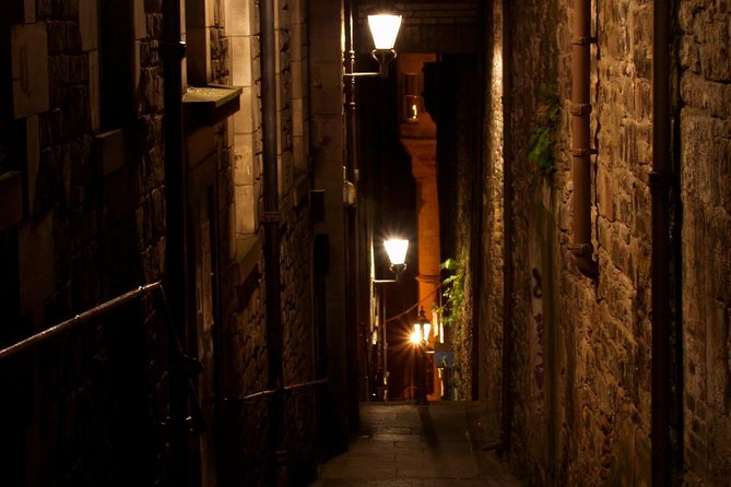 Ghosts, Mysteries, and Witches Tour - Borthwicks Close and Tron Kirk: plague-era poverty and witch persecutions