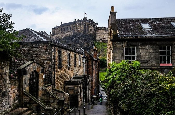 Guided 60-Minute Photography and sightseeing Tour in Edinburgh - Stop 5: Holyrood Park for Selfies and Quick Techniques