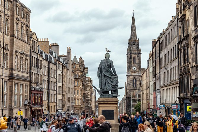 Highlights & Hidden Gems With Locals: Best of Edinburgh Private Tour - Getting your bearings fast on Edinburgh’s Old Town streets