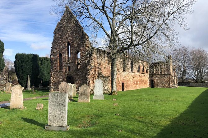 Legendary Loch Ness and Urquhart Castle Tour - Guides and the small details that make the day work