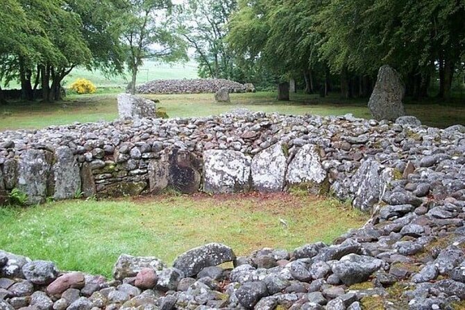 Loch Ness , Outlander , Inverness Castle , Clava and Culloden - Clava Cairns: Bronze Age cemetery with Cleft stone and Outlander inspiration