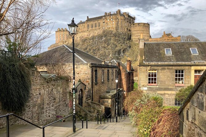 Old Edinburgh Private Walking Tour - Outside views that feel like a walking lesson