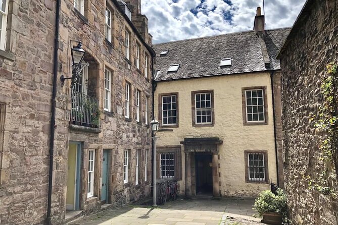 Old Edinburgh Private Walking Tour - Royal Mile stories that connect legends, pop culture, and place names