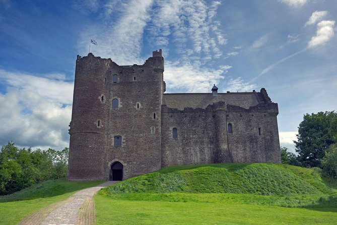 Outlander Day Tour - Stop 3: Falkland for Inverness, Plus the Jamie and Claire Fountain Scene