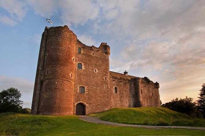 Outlander locations experience, Private Tour in a premium Minivan - The power of live drive-by commentary while you travel