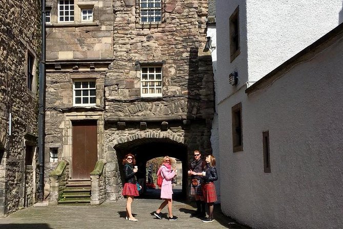 Outlander Walking Tour of Edinburgh's Old Town - Palace of Holyroodhouse: Bonnie Prince Charlie and the novel-location angle