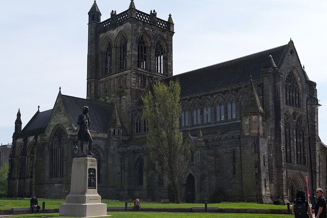 Paisley History Walking Tour with Personal Audio - Audio headsets make the difference on a walking tour