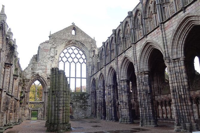 Private 4 Hour Tour of Edinburgh in a Spacious 6-seater Mercedes - Edinburgh Castle, Grassmarket, and the best quick photo stops