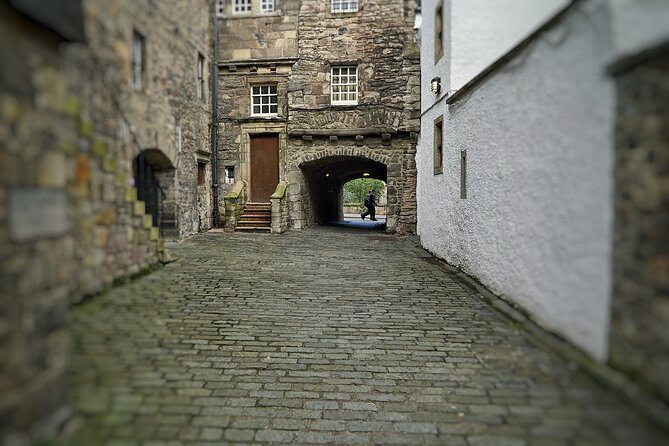 Private Edinburgh driving tour - St Giles and the Royal Mile, plus the close streets you will remember