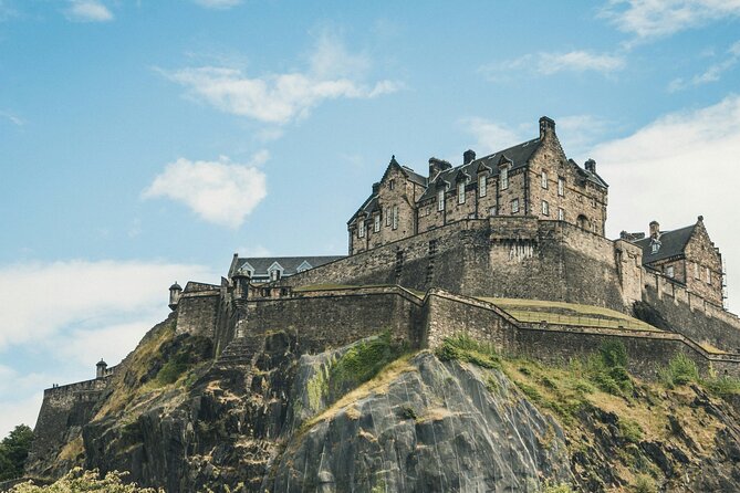 Private Half Day Tour of Edinburgh in a Black Cab - Edinburgh Castle (paid entry not included): 30 minutes on Castle Rock