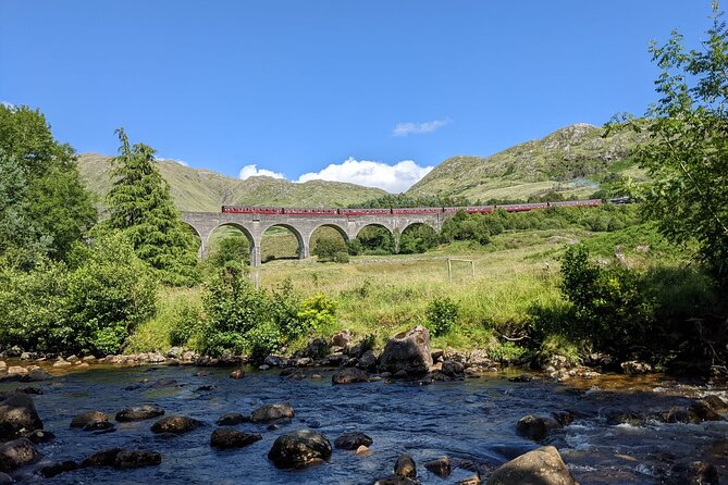 Private Harry Potter, Glenfinnan Viaduct, Highlands tour Glasgow - Fort William: photo time under the shadow of Ben Nevis