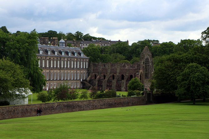 Private Walking Tour: Edinburgh Highlights, including entry to Edinburgh Castle - St Giles and Mercat Cross: where the Old Town’s power shows