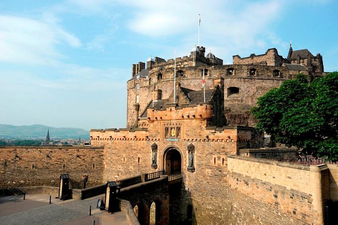 Royal Mile and Edinburgh Castle - Small Group Walking Tour - Clozes and wynds: seeing Edinburgh through its tight passageways