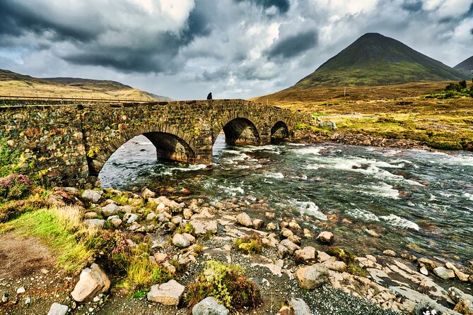 Skye Explorer Hiking Day Tour - Quiraing: Landslips, Cliffs, and Film-Scene Recognition