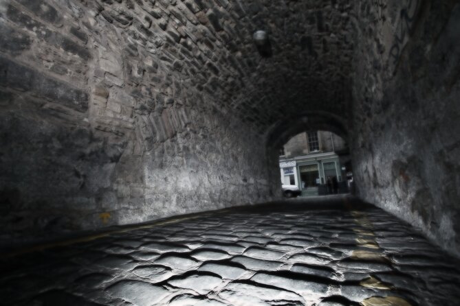 Small Group Edinburgh Underground Vaults & Graveyard Ghost Tour - Guides Matter: The Theatrical Storytelling Advantage