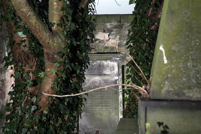 Small Group Edinburgh Underground Vaults & Graveyard Ghost Tour - Starting at Mercat Cross, Getting Hooked in Old Town Closes