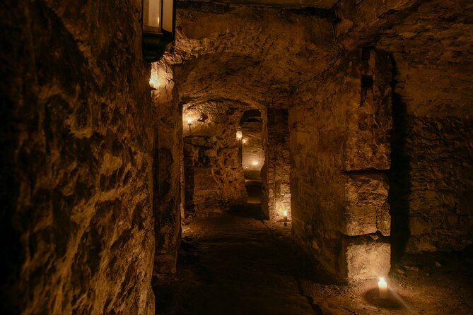 Small Group Ghost Tour incl. Underground Vaults & free drink in Megget's Cellar - Stop 1: Mercat Cross and the Edinburgh Mob Moment