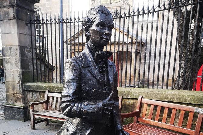 Small Group Walking Tour with Hidden Walks Author in Edinburgh - Literature and Pop Culture Stops: Rowling, Stevenson, Burns, Clarinda