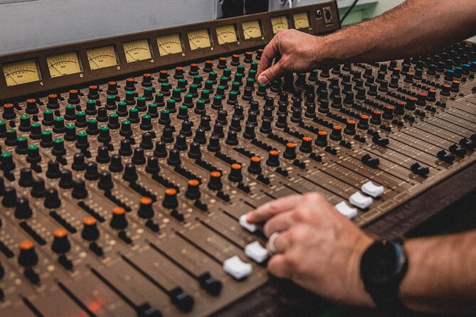Stuck in the 90s A Nostalgic Music Experience - Entering the 90s studio: what your game actually feels like