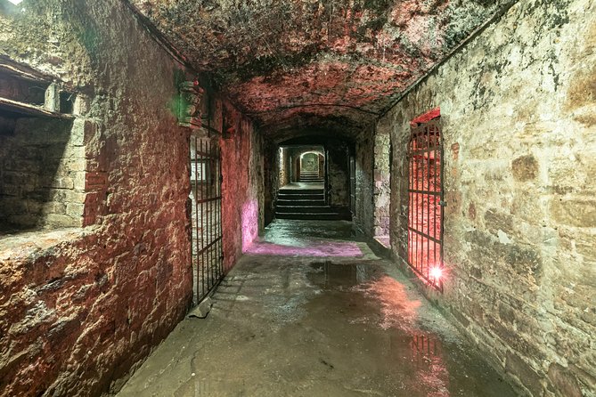 Underground Vaults Walking Tour in Edinburgh Old Town - From Lawnmarket to South Bridge, you start with the context