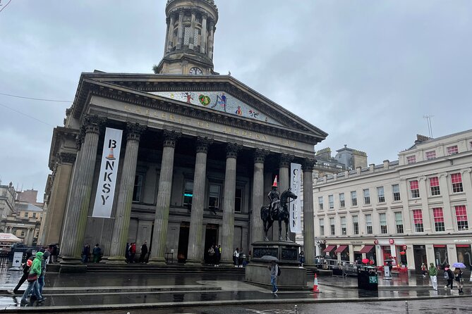 Walking Tour of Glasgow - Gallery of Modern Art and the Duke of Wellington Conehead