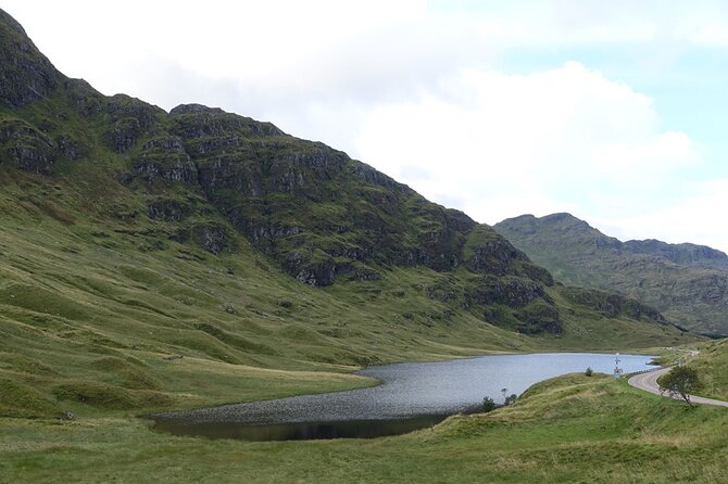 West Coast Lochs & Castles Tour - from Glasgow - Inveraray Castle and Loch Fyne: aristocratic architecture from a photo-friendly position